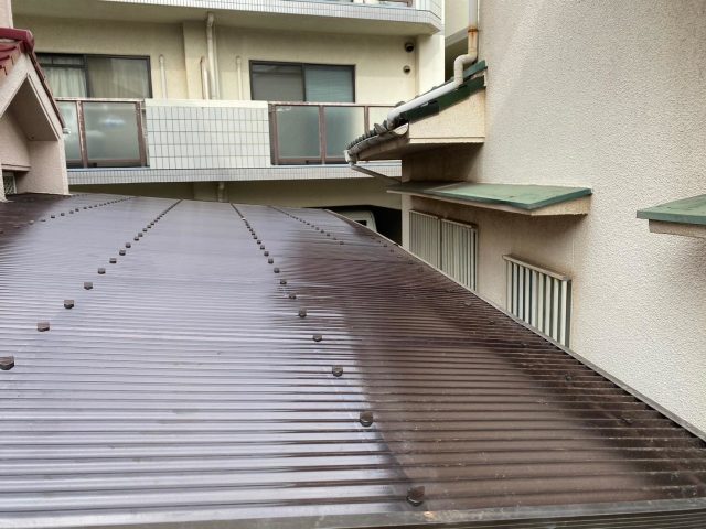 姫路市のポリカナミイタを使用したカーポート修理